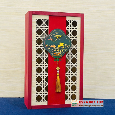 Hộp gỗ sơn màu phối tag treo trang trí - Hồng Thố