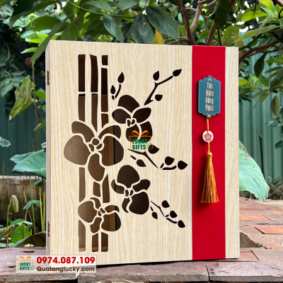 Hộp gỗ đựng quà tết 2026 phối tag treo - Xuân lan