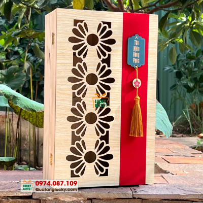 Hộp gỗ đựng rượu đôi khắc laser phối tag treo- Tứ cúc